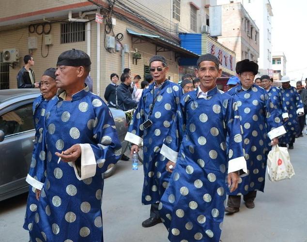 新澳门今晚开奖结果开奖号码查询和爸爸穿旗袍为儿应援与爸爸穿旗袍陪考